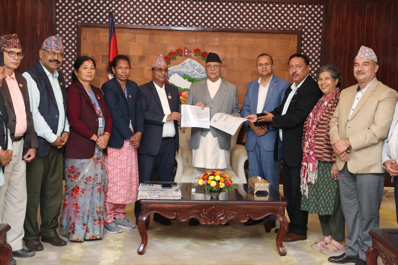 दाङको टरीगाउँ विमानस्थल स्तरोन्नतिका लागि विभिन्न  दलका नेताहरुद्वारा प्रधानमन्त्रीको ध्यानाकर्षण