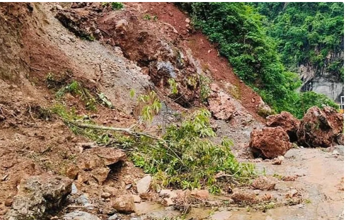 सुक्खा पहिरोले अरनिको राजमार्ग बिहानदेखि अवरुद्ध