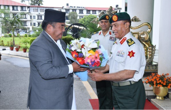 रक्षामन्त्रीद्वारा जङ्गी अड्डाको निरीक्षण