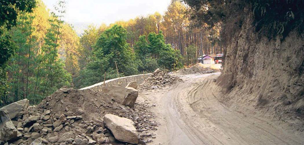 लगातारको वर्षापछि खसेको पहिरोले अवरुद्ध नगरकोट सडक सञ्चालन