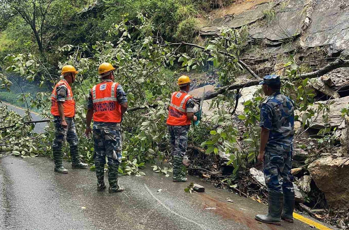 बाढी पहिरोले १५ जिल्लाका विभिन्न स्थानमा राजमार्ग अवरुद्ध