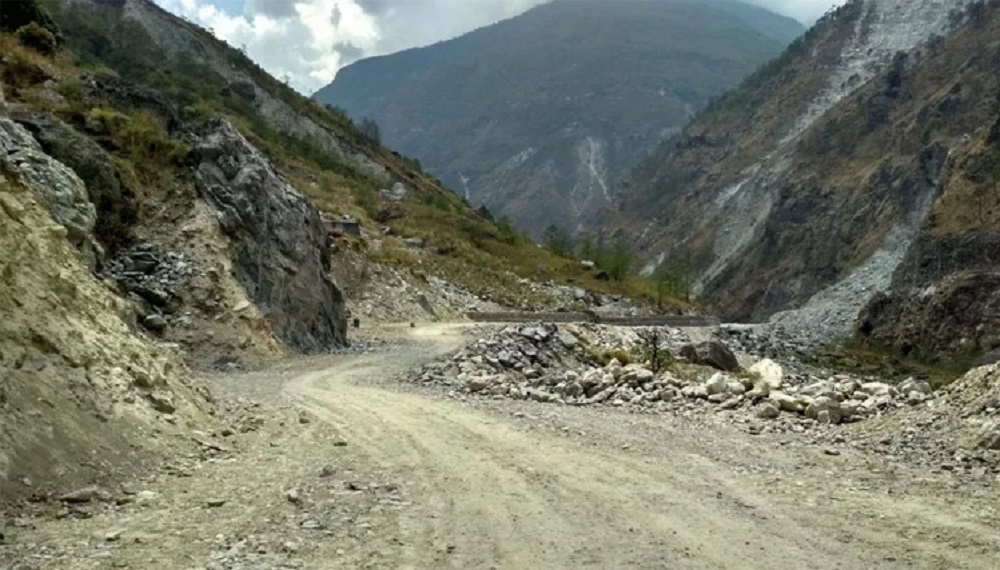 घोडेपानी सडक अवरुद्धः पर्यटक र स्थानीयलाई सास्ती
