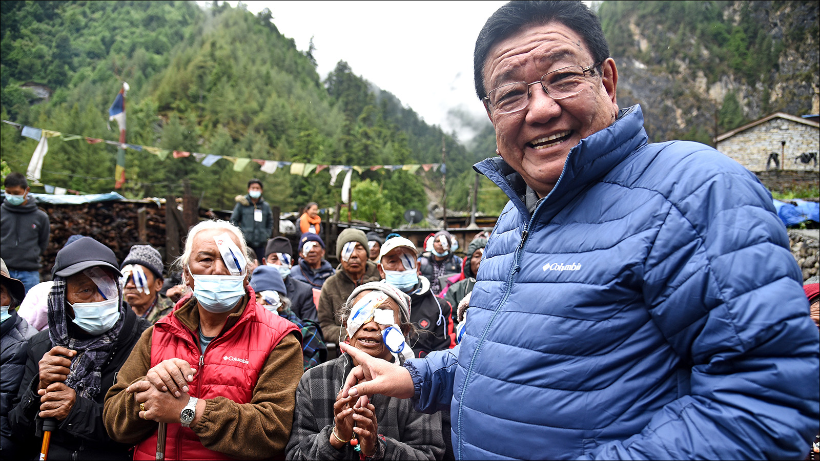 पूर्वाधार विकास समितिका सभापति सिंहद्वारा एक वर्षको पारिश्रमिक डा सन्दुक रुइतलाई हस्तान्तरण