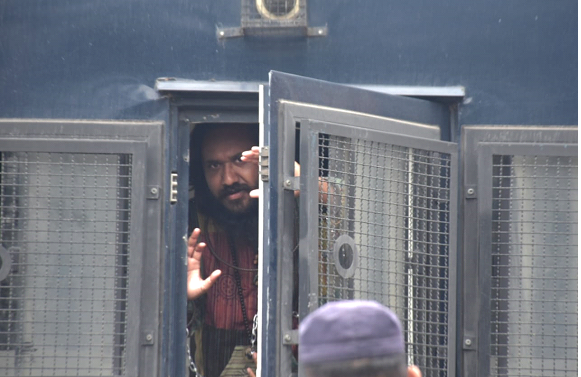 सङ्घीय संसद् भवन अगाडिको निषेधित क्षेत्रमा प्रदर्शन गर्ने क्रममा अभियन्ता सुनार पक्राउ