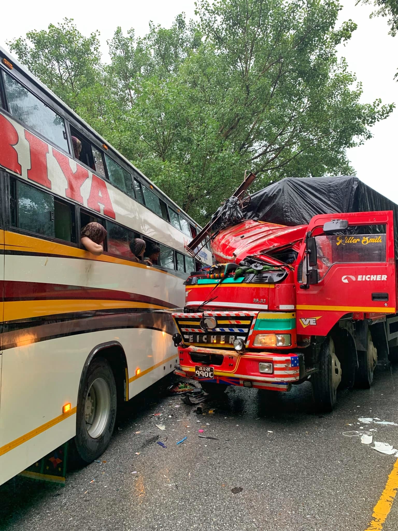 सिमलताल नजिकै बस र ट्रक आपसमा ठोक्किएर दुर्घटना