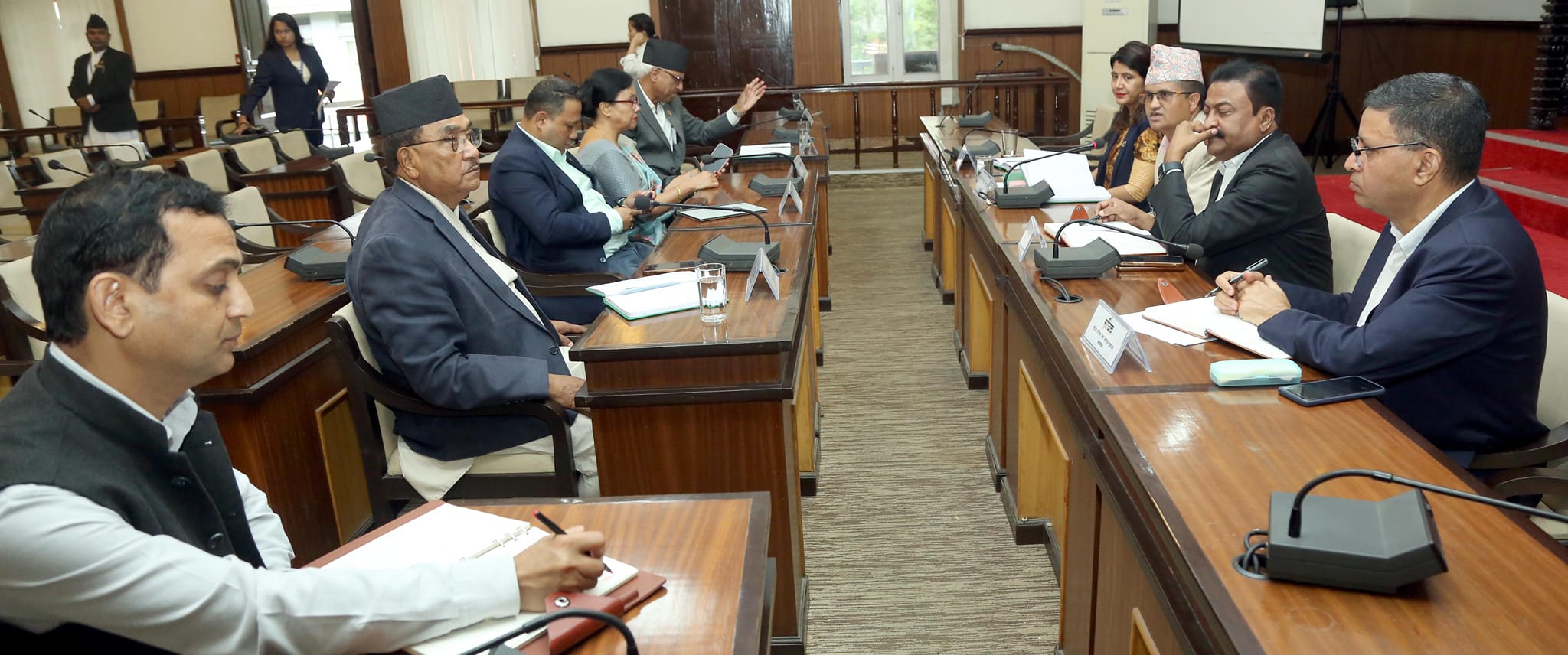 संसदीय छानबिन विशेष समितिद्वारा सामान्य प्रशासनमन्त्री र सचिवसँग छलफल