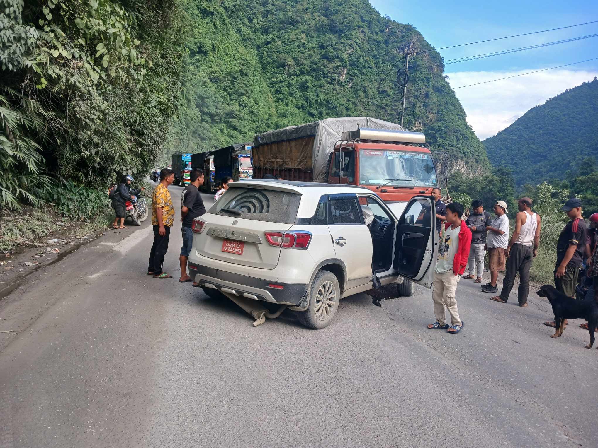 मुग्लिन–नागढुंगा सडकखण्डअन्तर्गत जवाङ खोला नजिक ट्रक र कार ठोक्किएर दुर्घटना