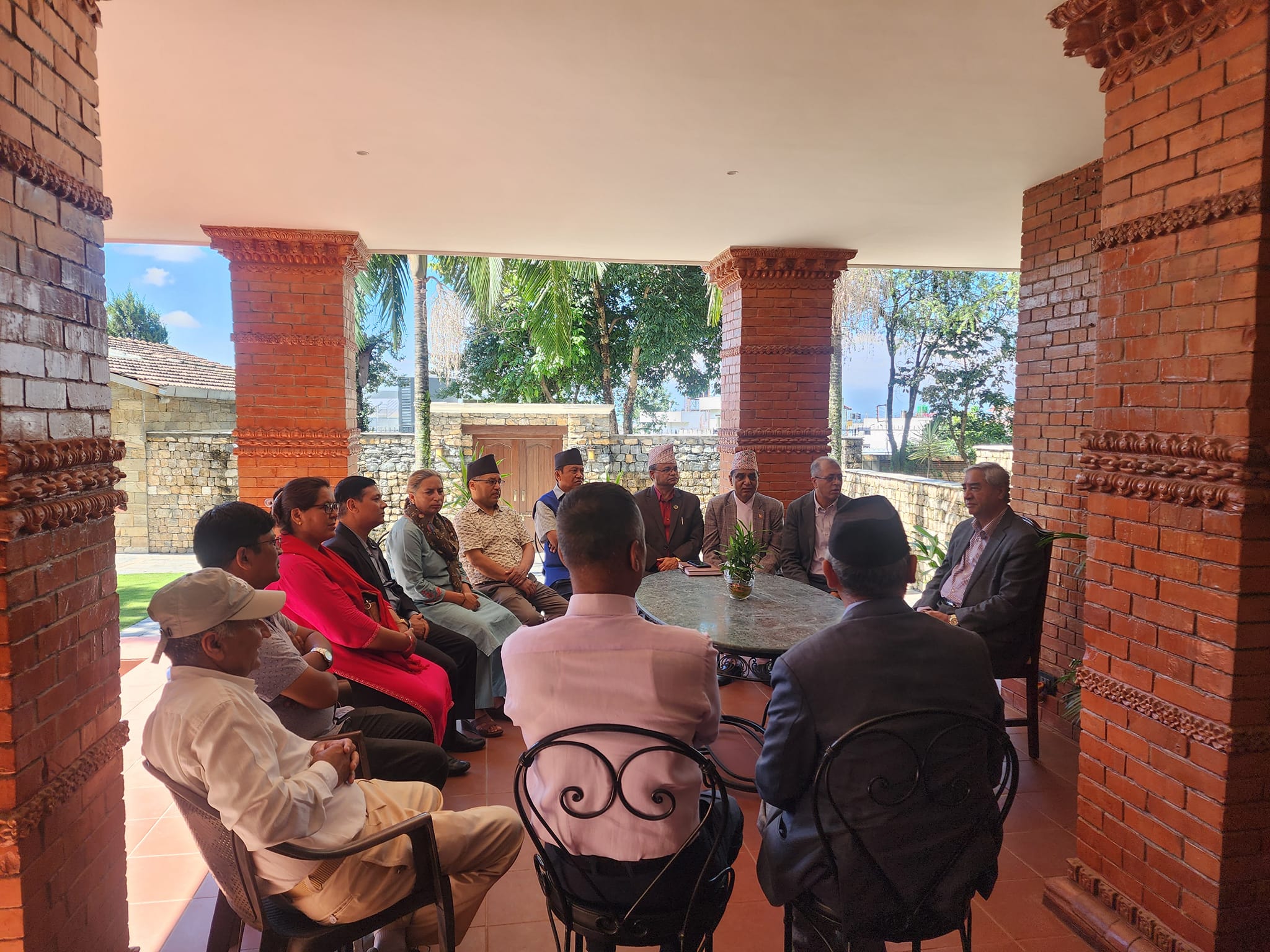 एमाले नेताहरुद्वारा नदी किनारका बस्ती जोगाउने विषयमा कांग्रेस सभापति देउवासँग छलफल