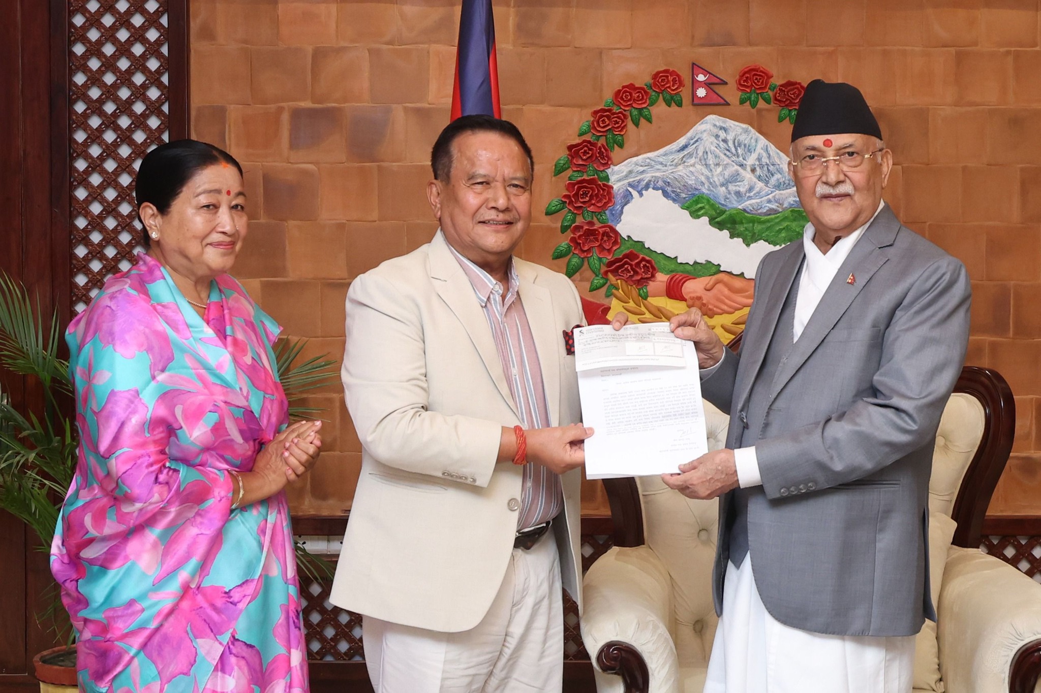 मीनबहादुर गुरुङद्वारा विपत्ति उद्धार कोषमा एक करोड ११ लाख  जम्मा