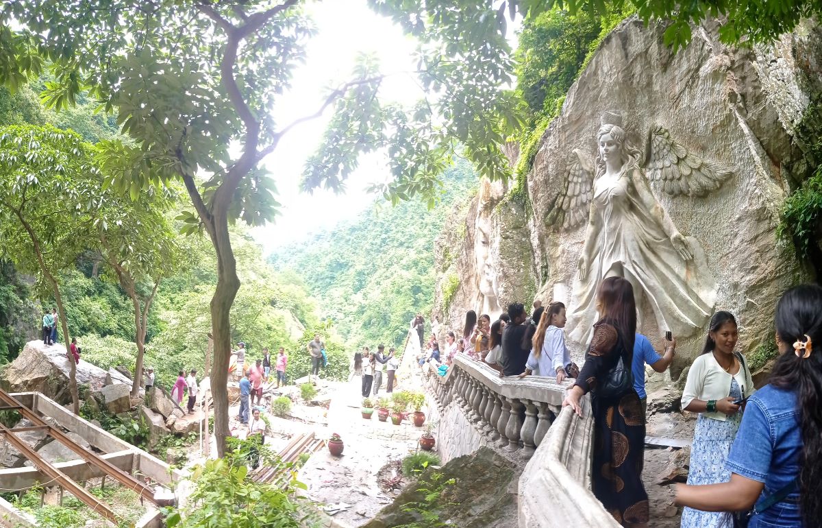 पर्यटकीयस्थल ऐनापहरा झरनामा आन्तरिक पर्यटकको घुइँचो