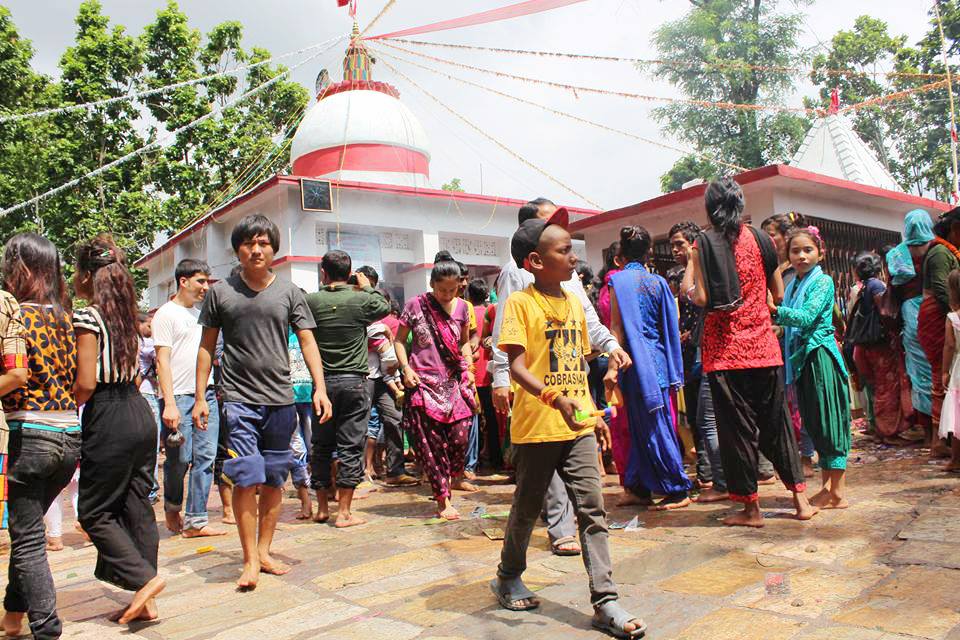 महोत्तरीको अन्धाअन्धी स्थानमा बिहानैदे भक्तजनको घुँइचो