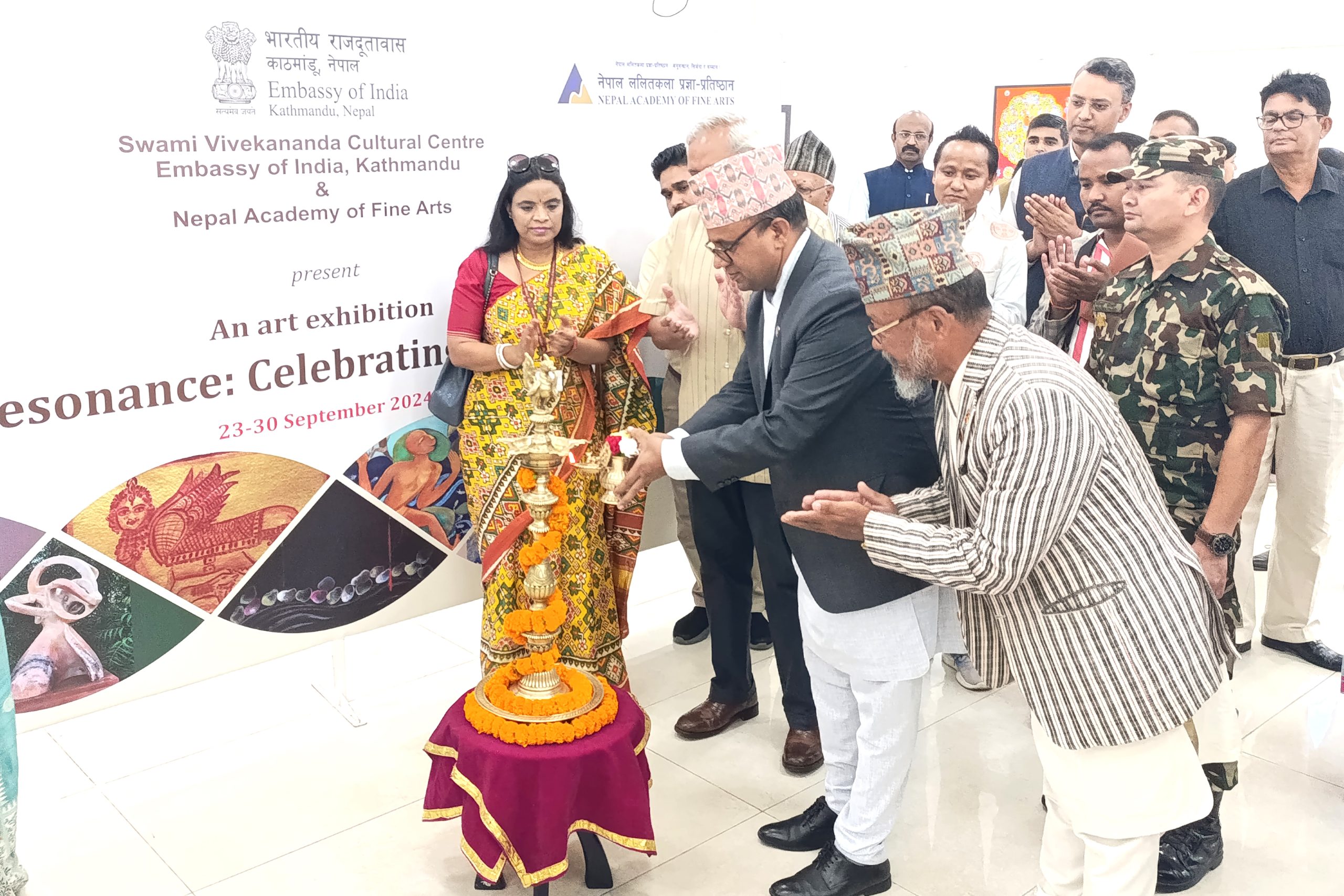 संस्कृतिमन्त्री पाण्डे र भारतीय राजदूतद्वारा कला प्रदर्शनी अवलोकन