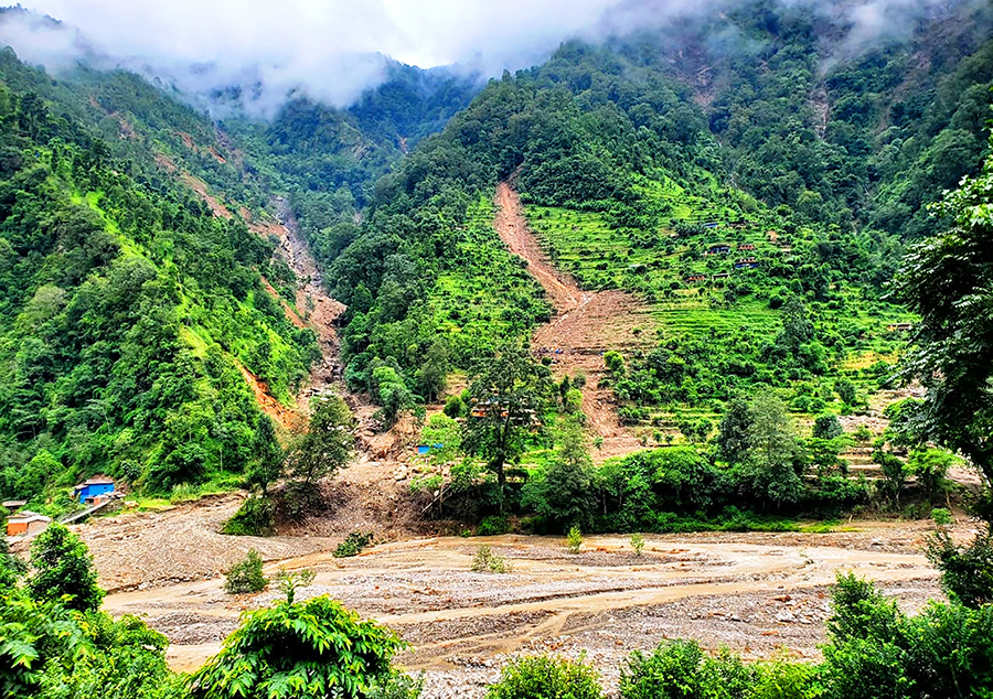 ‘जहींतहीं बाटोले गाउँमा सुविधाभन्दा दुख धेरै’