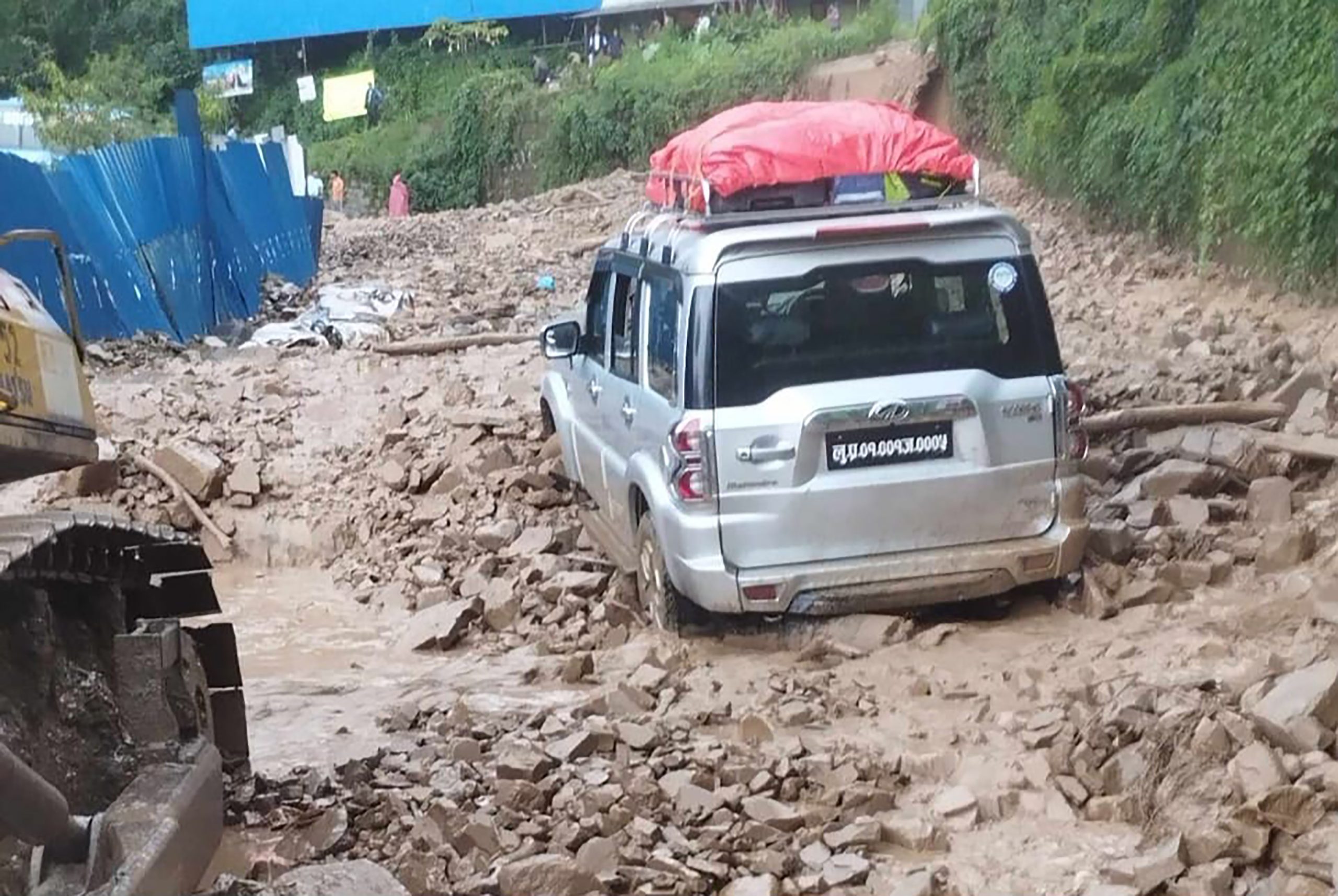 लेदोसहितको पहिराले नौबिसे नागढुङ्गा सडक दुईतर्फि अवरुद्ध,सबै सवारी सडकमै रोकिए