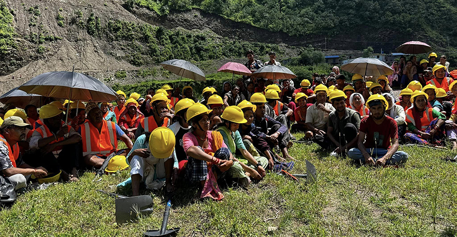 स्थानीयवासी परिचालन गरी सडक स्तरोन्नति सुरु