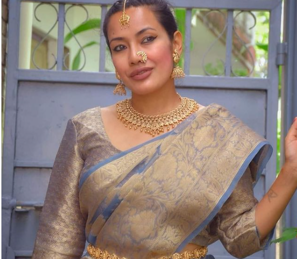 आशिका तामाङलाई पक्राउगरी कारबाही गर्न माग गर्दै प्रहरीमा जाहेरी