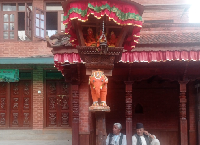 भक्तपुरका टोलटोलमा उठाइयो यम्बद्यः आठ दिनसम्म यसरी मनाइन्छ इन्द्रजात्रा