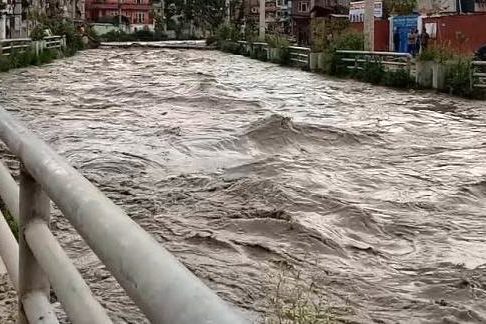 काठमाडौँको विष्णुमती नदीले खतराको तह पार गर्‍यो, राती पनि ठाउँठाउँमा वर्षा