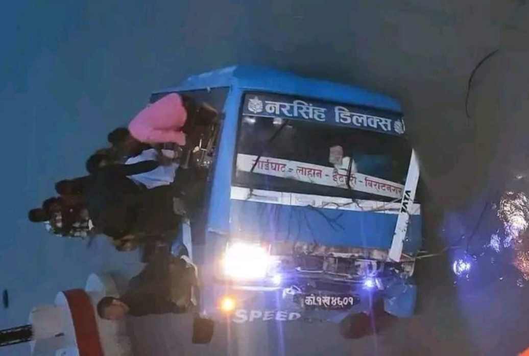 सप्तकोसीमा खसेको बसमा सवार १७ जनाको उद्धार