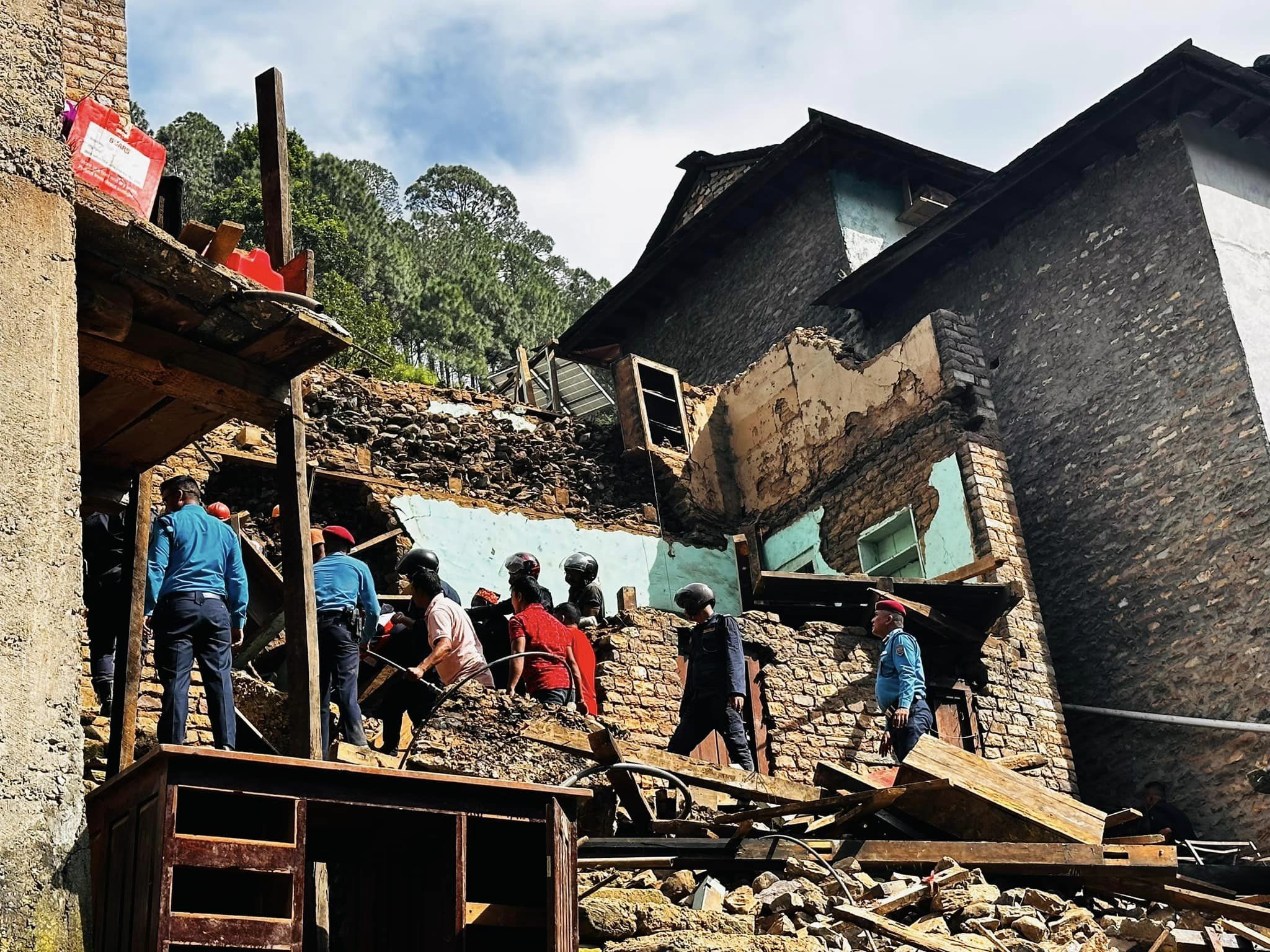बागलुङको बुर्तिबाङमा घर भत्काउनेक्रममा च्यापिएर एक जनाको मृत्यु, ११  घाइते 