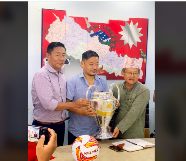 आमन्त्रण गोल्डकपलाई निर्माता ज्योतिराज राईले दिए ८ लाखको सुन र चाँदि जडित ट्रफी