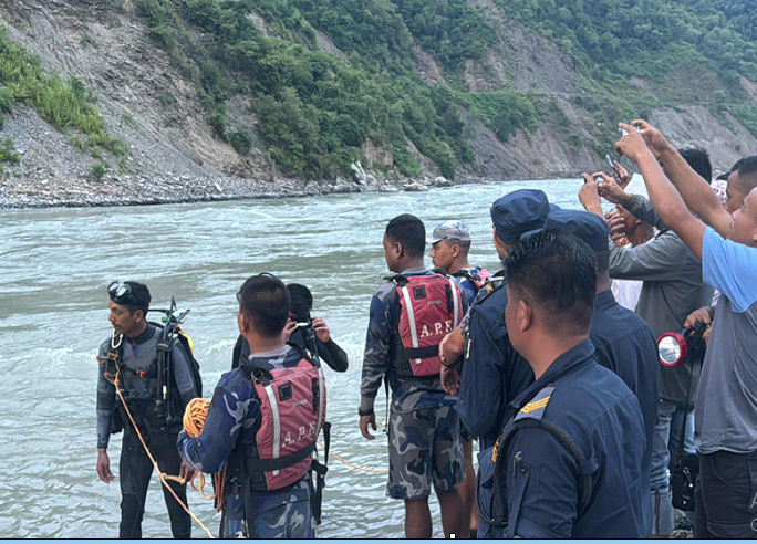 दूधकोसीमा बेपत्ता युवक नभेटिएपछि गोताखोर टोली फर्कियो