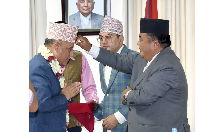 रक्षा मन्त्रालयद्वारा नयाँ प्रधानसेनापतिको स्वागत, पुरानाको बिदाइ