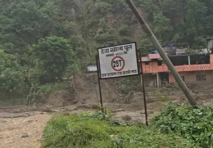 हेवा खोलाको बाढीले बेलिब्रिज बगायो, मेची राजमार्ग अवरुद्ध