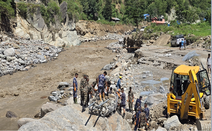 हेवा खोलाको पुल बगेपछि ताप्लेजुङमा सामान ढुवानीमा कठिनाइ