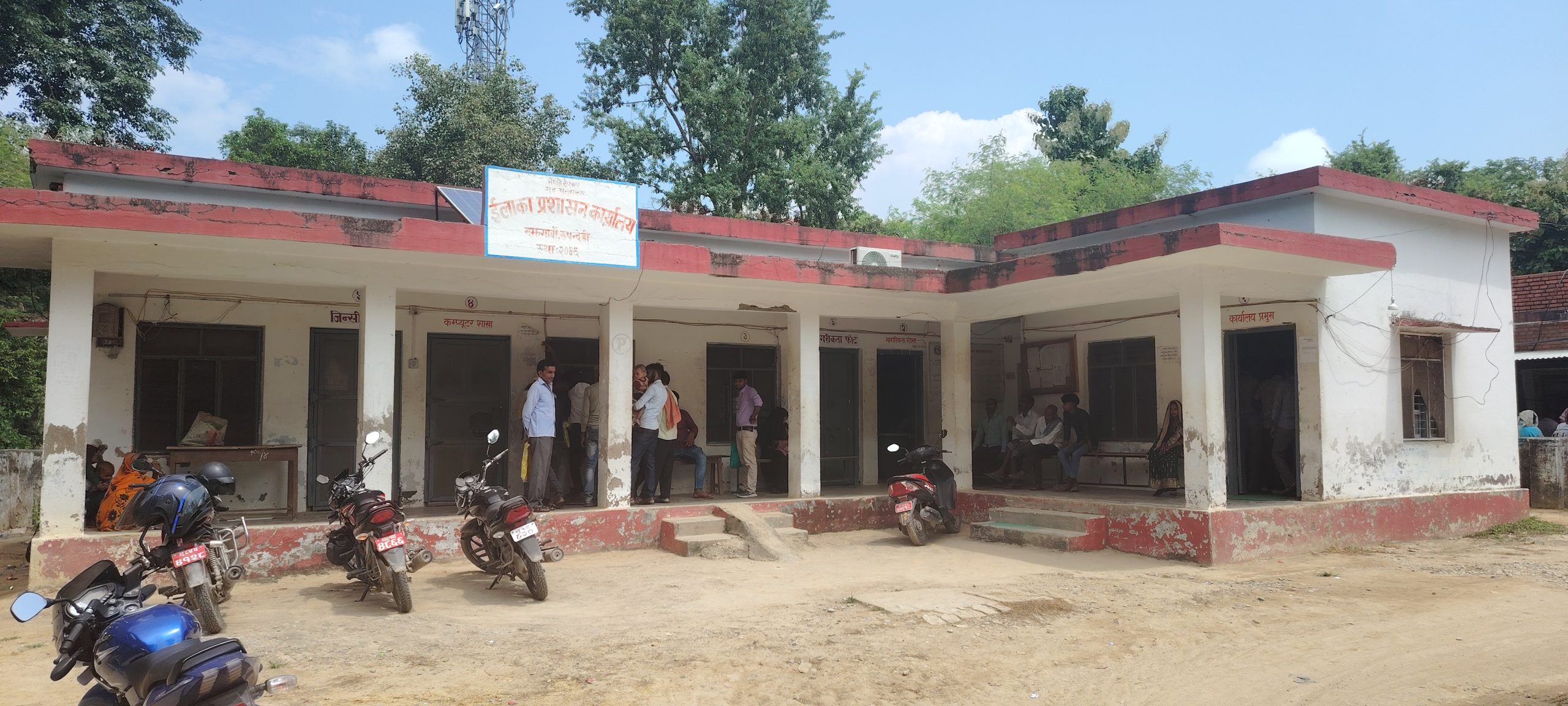 असुरक्षित भवनबाट सेवा दिँदै इलाका प्रशासन कार्यालय