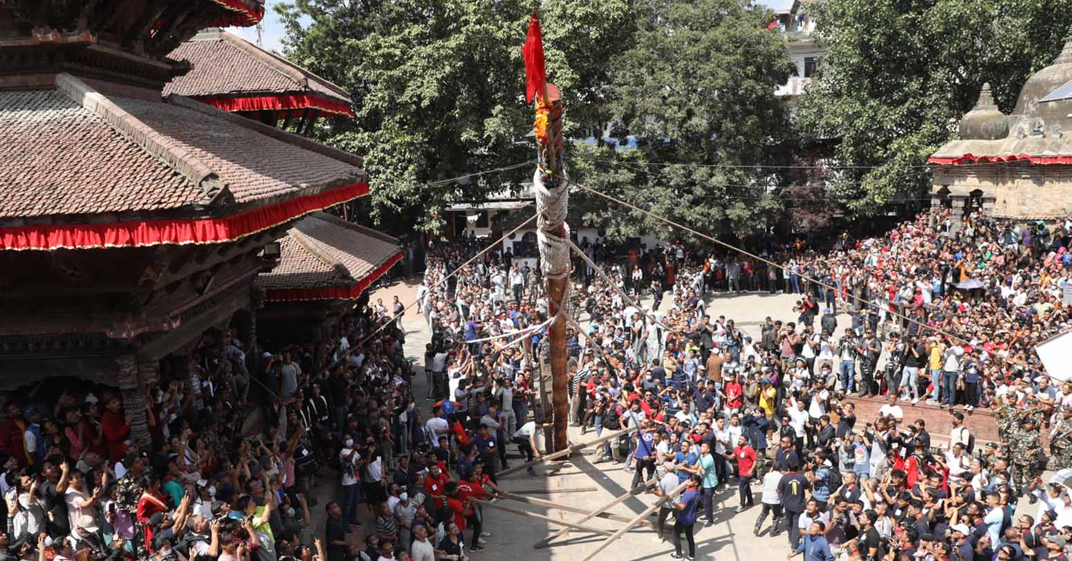 ध्वजासहितको लिङ्गो ठड्याएर आजदेखि इन्द्रजात्रा सुरु हुँदै