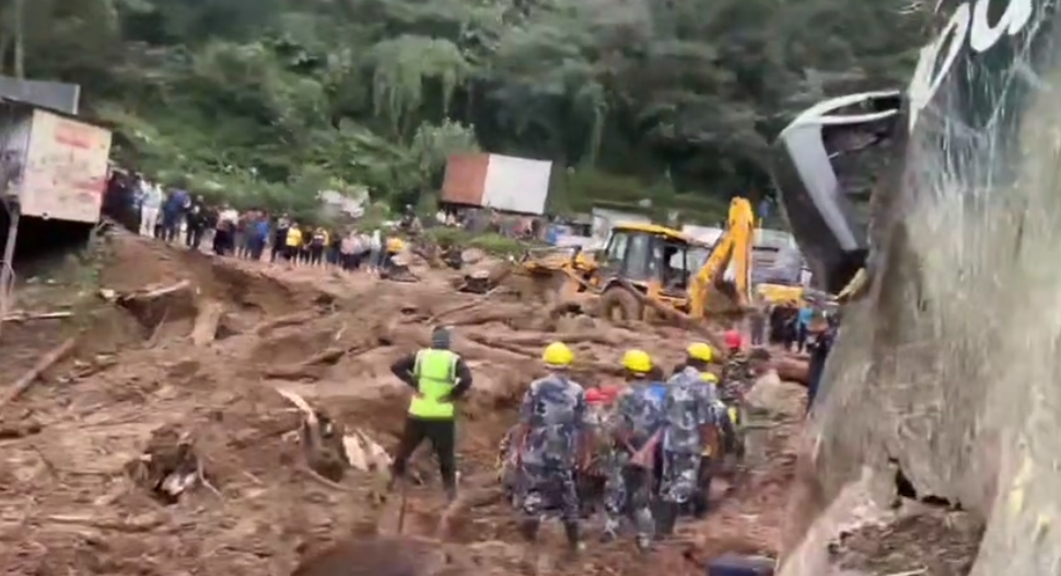 झ्याप्लेखोलाको पहिरोमा अर्को माइक्रोबस पुरिएको अवस्थामा फेला, निकालियो थप १० जनाको शव