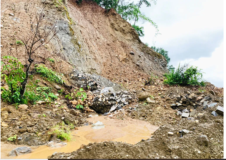 वर्षासँगै खसेको पहिरोले कान्ति लोकपथ पूर्णरुपमा अवरुद्ध
