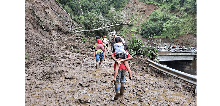 मध्यपहाडी लोकमार्ग अवरुद्ध, दिक्तेल बजारमा लाखौँको क्षति