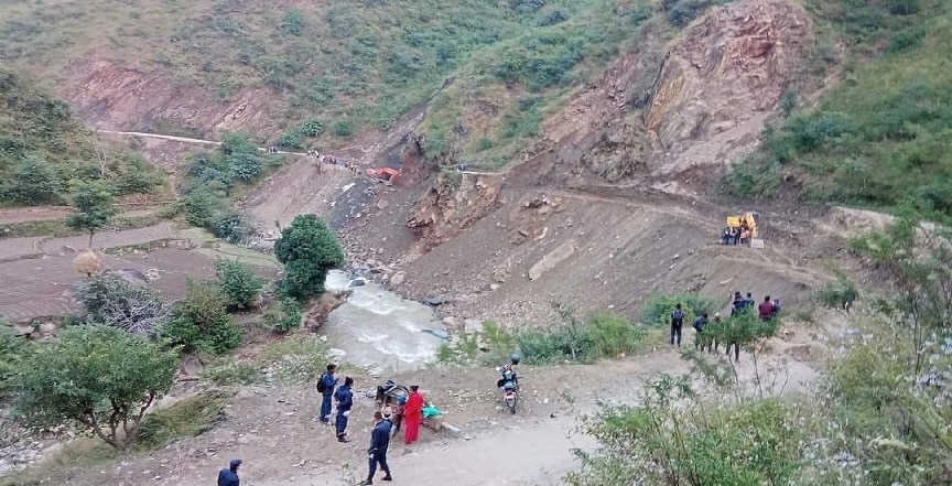 दुई दिनदेखि अवरुद्ध केआईसिंह राजमार्ग सञ्चालन