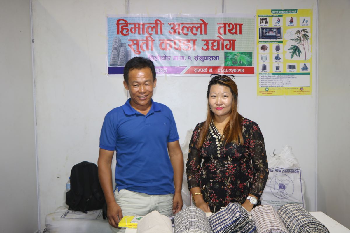 विदेश हाेइन स्वदेशमै उद्म : अल्लोको कपडा बुनेरै घरखर्च धानेका कुलुङ दम्पती