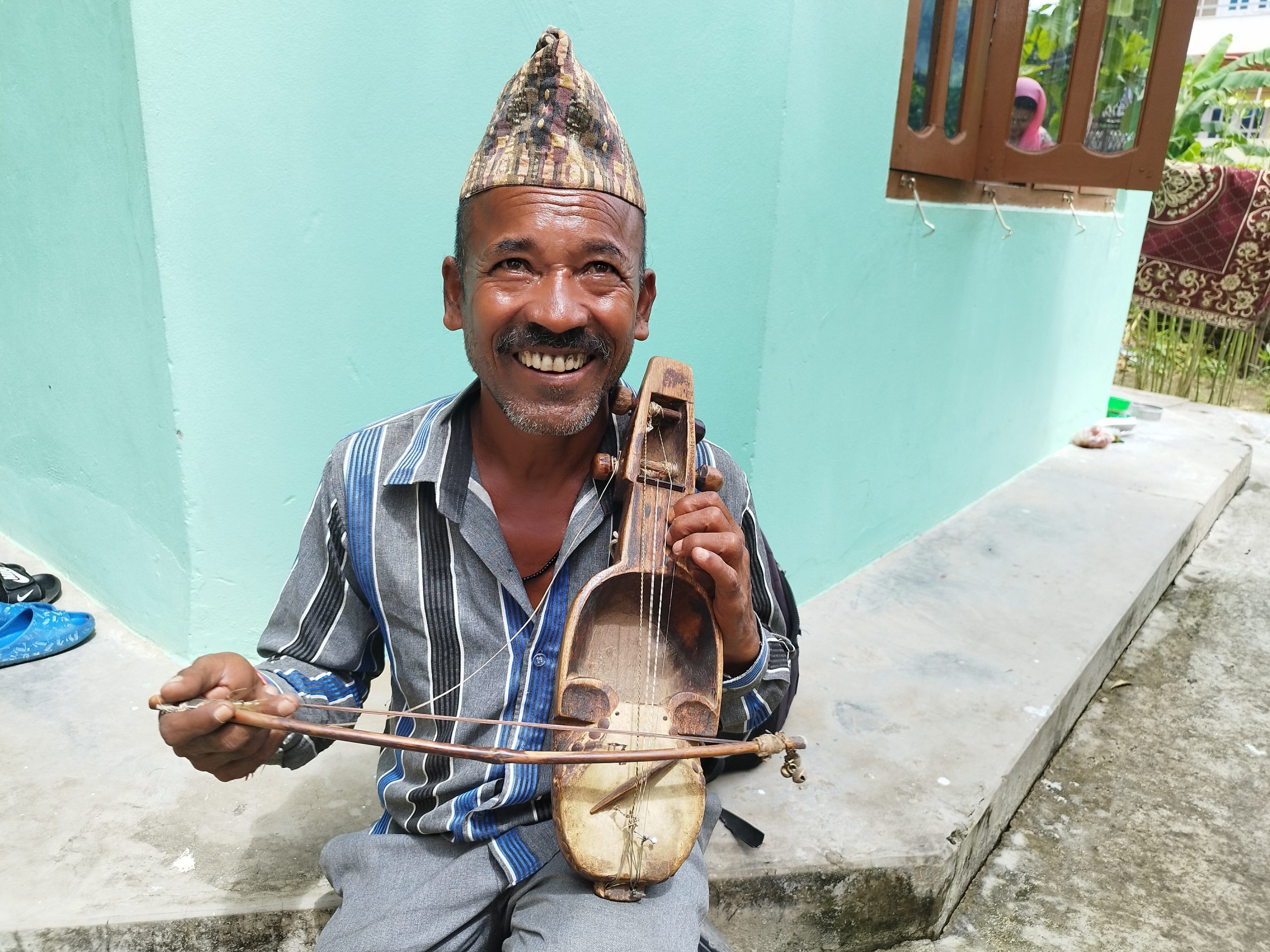 चालीस वर्षदेखि सारङ्गी रेट्दै मिठो धुन सुनाउँदै सल्यानका ५५ वर्षीय लालबहादुर
