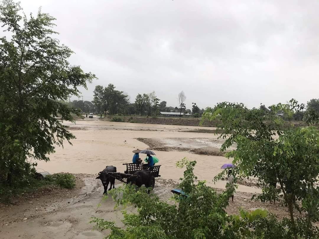 घाँघर खोलामा आएको बाढीले चितवनको माडी–ठोरी सडक अवरुद्ध