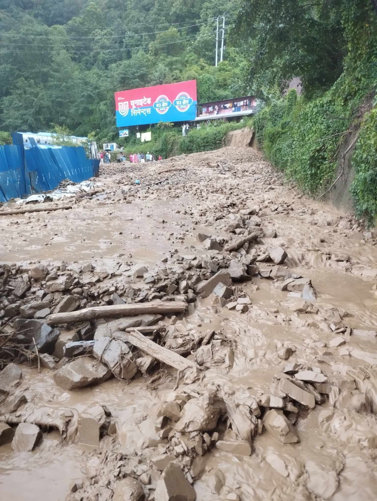 पहिरोले काठमाडौं–नौबिसे सडक अवरुद्ध