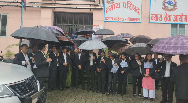 गैरन्यायिकरुपमा गरिएको नियमावली संशोधन खारेज गर्न माग गर्दै बार एसोसिएसनद्वारा न्याय परिषदमा धर्ना
