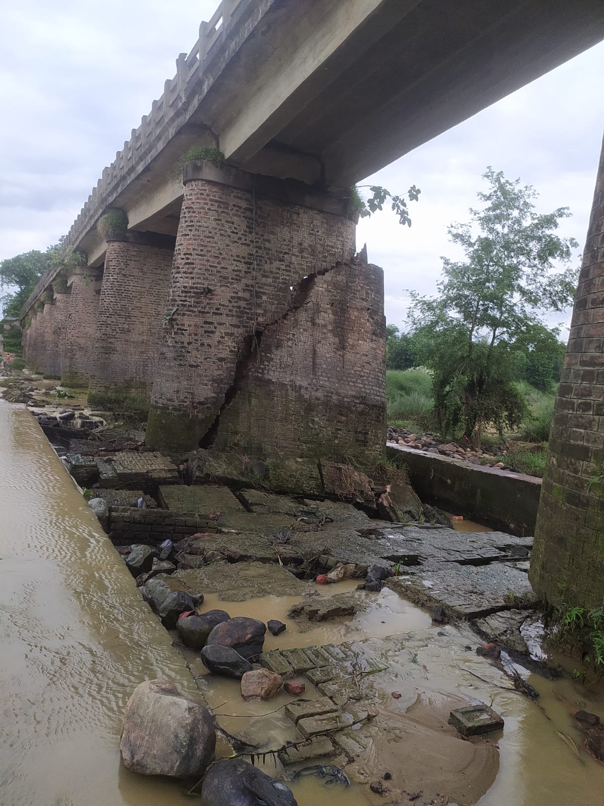 पर्साको ग्रामीण भेगसँग जोड्ने तिलावे पुलको पिलर भत्कियो, आवतजावतमा समस्या