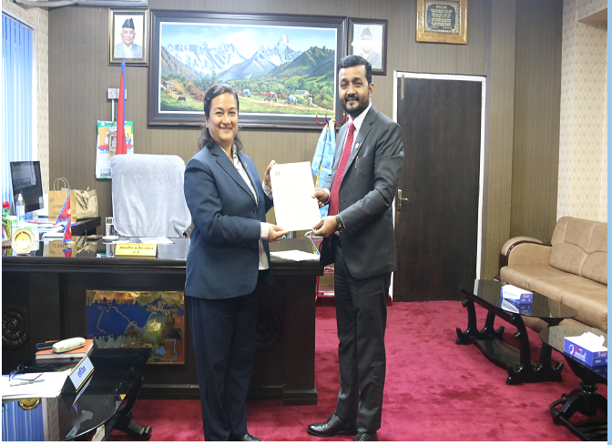 खानेपानीमन्त्री यादव र सचिव बज्राचार्यबीच कार्यसम्पादन करार सम्झौता