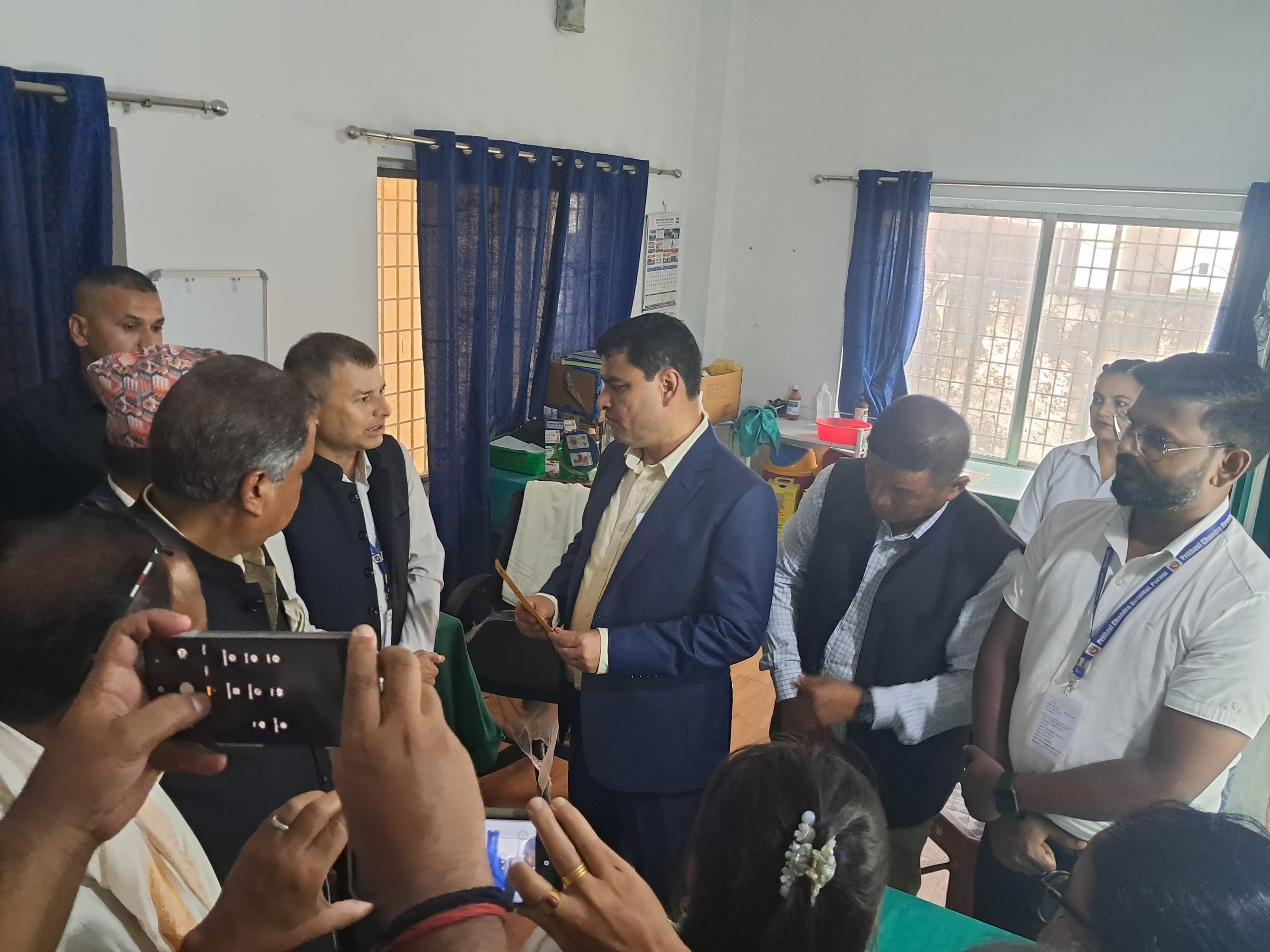 स्वास्थ्यमन्त्री पौडेलसँग स्वास्थ्य उपकरण माग