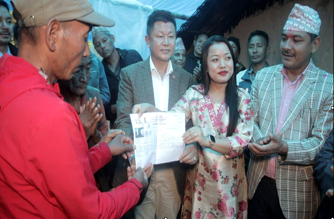 पूर्वमुख्यमन्त्री राईद्वारा ‘हेर्ने कथा’का पात्र प्रकाशलाई जग्गा प्रदान