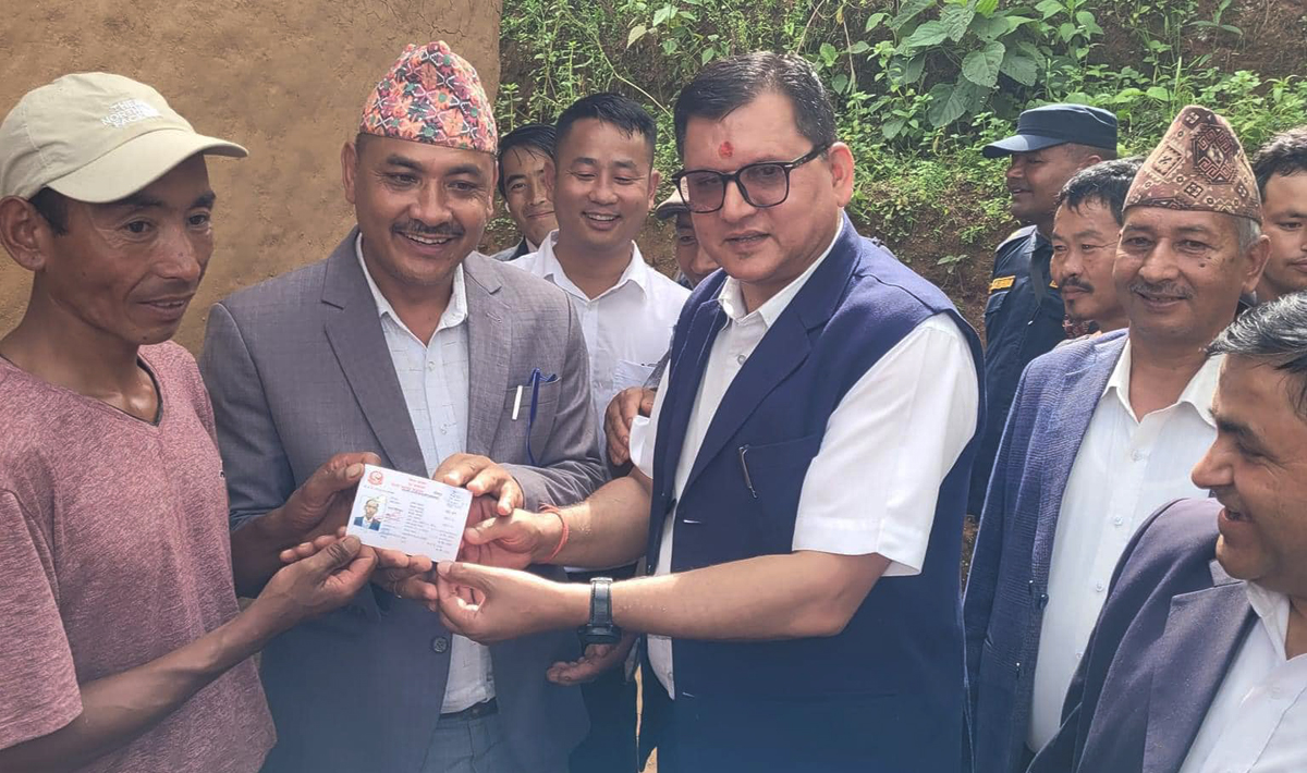 ‘हेर्ने कथा’मार्फत परिवार भेटेका प्रकाश मोक्तानले पाए नागरिकता