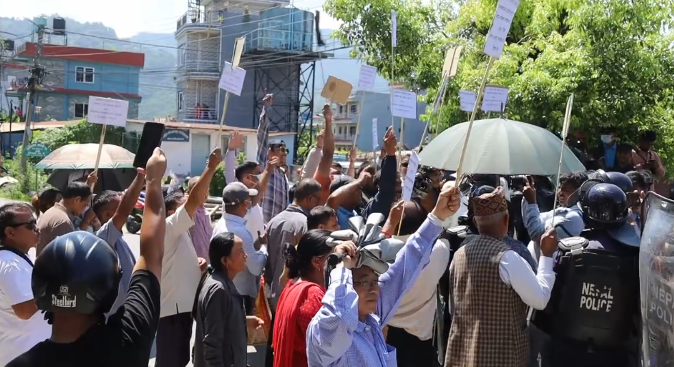 पोखरामा सहकारी पीडितले रवि लामिछानेलाई देखाए कालो झण्डा