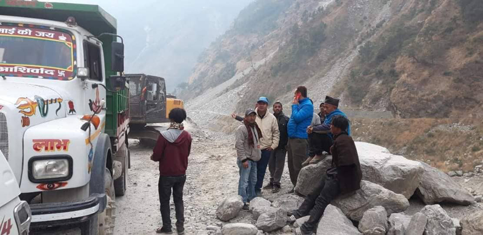 पहिरोले स्याफ्रु–रसुवागढी खण्ड अवरुद्ध, यात्रु र सवारीसाधन बाटोमै रोकिए