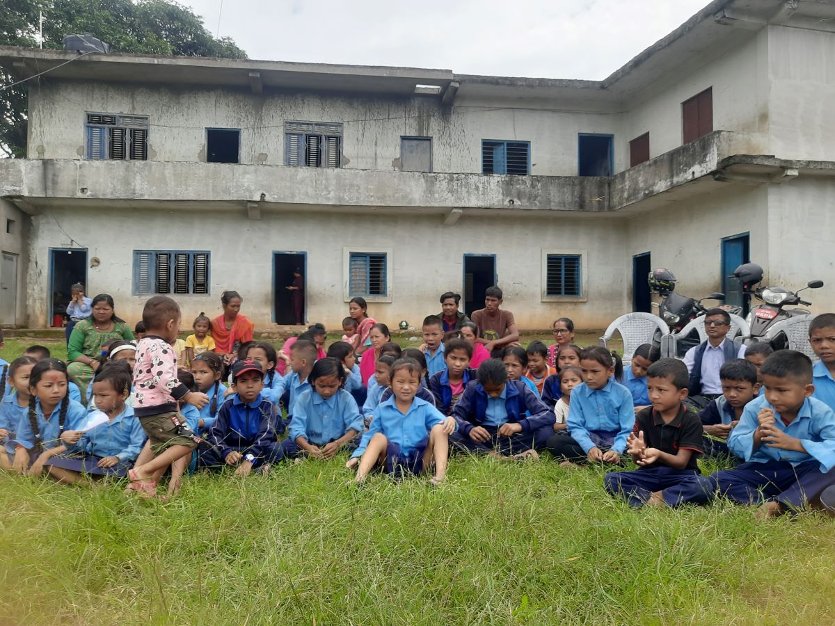 सहाराविहीन विद्यार्थी पढाइरहेका प्रअ भन्नुहुन्छ, ‘बोर्ड पनि फेर्न सकिएन’