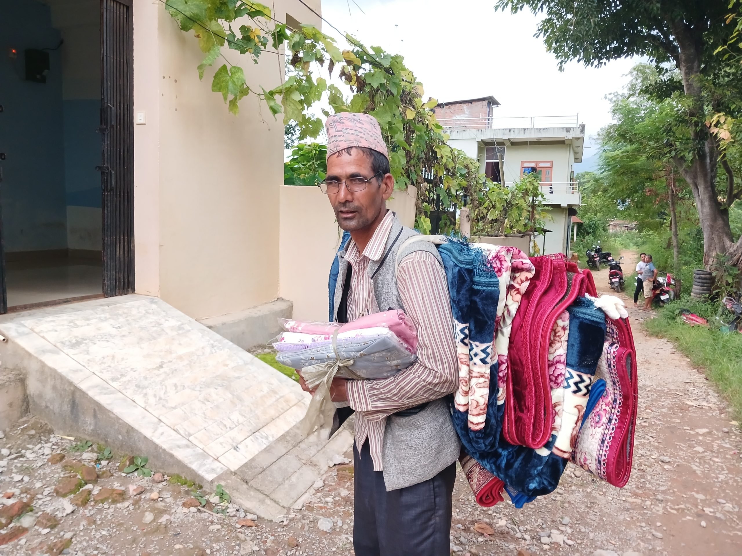 पच्चीस वर्षदेखि घुमन्ते व्यापारमा रमाएका ‘काफ्ले बा’
