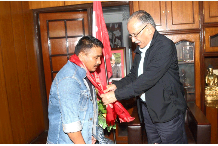 माओवादी अध्यक्ष दाहालद्वारा नख्खुखोलाले बगाएका दुई जनाको उद्धार गर्ने तामाङलाई सम्मान